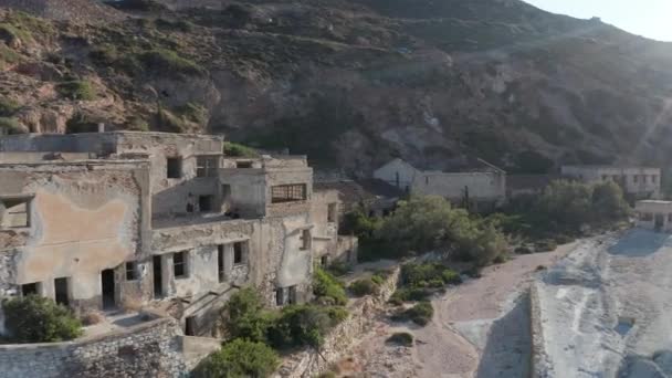 Sunset 'teki Yunan adasındaki Terk Edilmiş Fabrika Binalarının Havadan Yakın Görüntüsü — Stok video