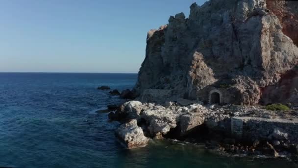 Ancien tunnel d'entrée de la mine abandonnée dans une montagne à la plage sur l'île de Milos, Grèce Vue Aérienne au Coucher Du Soleil — Video