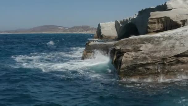 Yunanistan 'ın Mykonos kentindeki Kayalıklara Dalgaların Düştüğü Beyaz Tebeşir Uçurumunun Hava Görüntüsü — Stok video