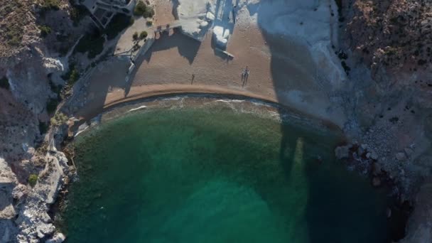 Вид на залив Айленд с бирюзовой водой и пляжем в свете заката — стоковое видео