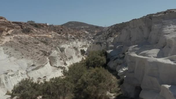 Aerial Dolly Through Beautiful Sarakiniko Lunar Volcanic Canyon with Dry Desert Otoczenie wyspy Milos, Grecja — Wideo stockowe