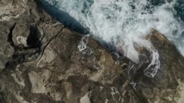 Yukarıdan Kuş Gözlü Havadan Büyük Dalgaların Kayalıklara Düşmesi ve Su Sıçratması