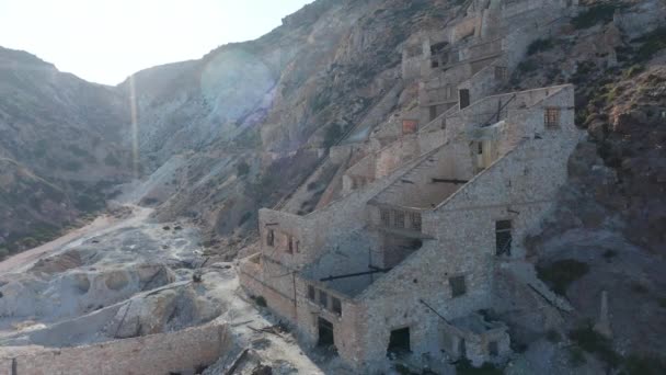 Luftaufnahme einer alten stillgelegten Schwefelmine auf der Insel Milos, Griechenland bei Sonnenuntergang — Stockvideo
