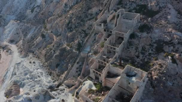 Luftaufnahme einer alten verlassenen Mine am Berg, Insel Milos, Griechenland bei Sonnenuntergang — Stockvideo