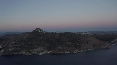 Alacakaranlıkta Yunan Adası Milos 'un Geniş Kuruluşu