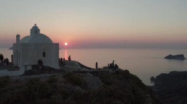 Halk, Yunanistan 'daki Adaya Bakış Amaçlı Kiliseden Günbatımının keyfini çıkartıyor