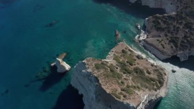 Yunanistan 'da Okyanusta Beyaz Kayalar ve Teknelerle Tropikal Körfezin Kuruluş Alanı