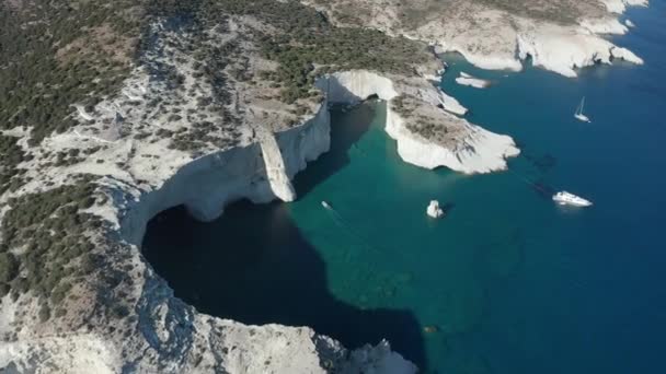 Vista aérea hacia abajo en la bahía de la isla tropical con rocas blancas y cuevas — Vídeos de Stock