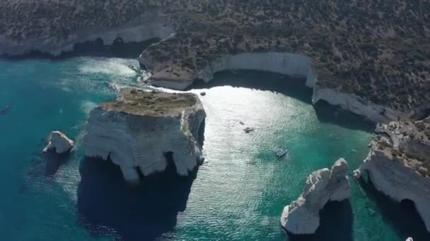 Luftaufnahme der Tropischen Bucht in Griechenland mit weißen Felsen und Booten im Ozean — Stockvideo