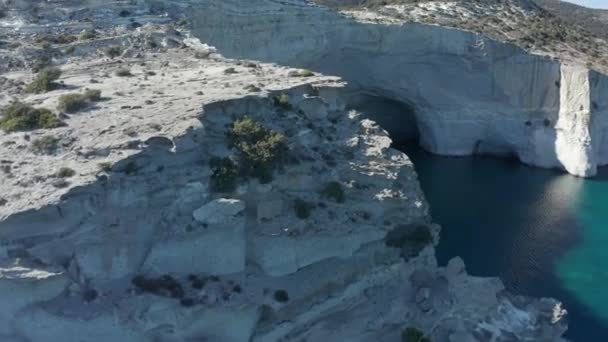 Flyg över berget avslöjar Paradise Bay med grottor — Stockvideo