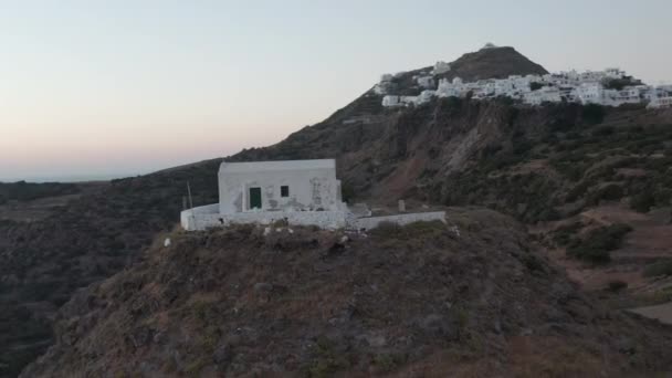 Vol au-dessus de l'église de petite ville sur l'île grecque Milos au crépuscule — Video