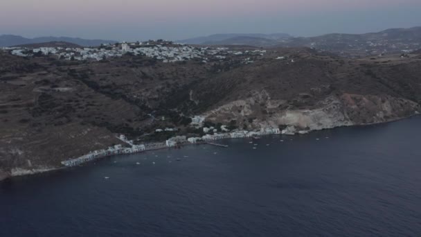 Vista aérea de la ciudad del puerto, Grecia Isla Milos al anochecer — Vídeo de stock