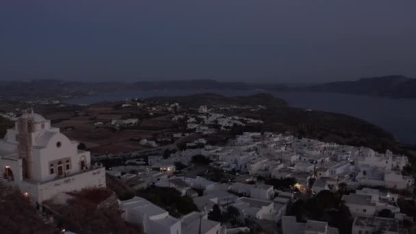 Little Village em um local de montanha após o pôr do sol com casas brancas, vista aérea — Vídeo de Stock