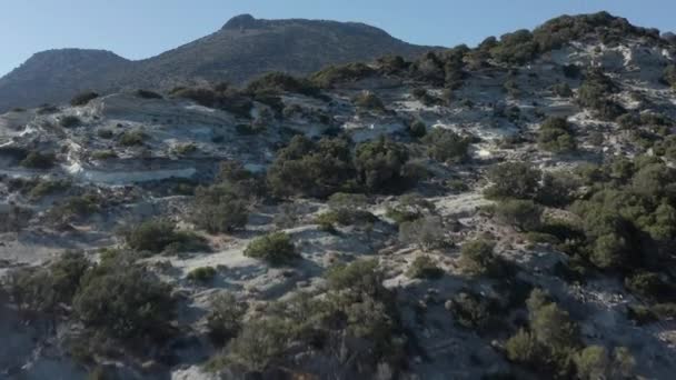 Luchtfoto boven Milos, Griekenland Eiland droge verlaten grond — Stockvideo
