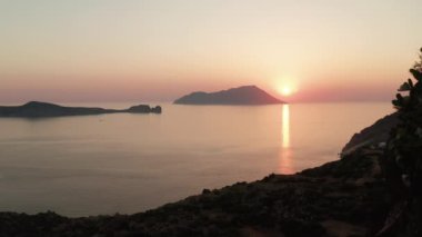 Okyanus üzerindeki Idyllic Tropikal Ada Günbatımı Hava Perspektifinden izleniyor