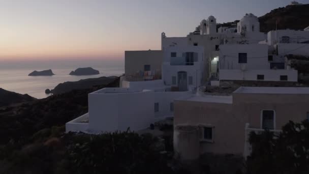 Vista aérea de Little Village en la isla de Milos, Grecia después de la puesta del sol con vista al mar — Vídeo de stock