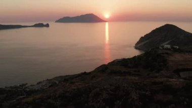 Yavaşça eğil ve güzel tropikal ada kıyılarını göster Okyanus üzerinde günbatımı