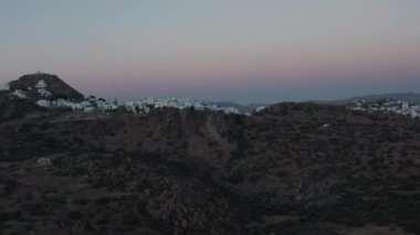Alacakaranlıktaki Yunan Adası Miloları 'nın geniş görünümü