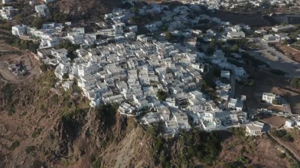 Vista aérea larga da vila grega com casas brancas e azuis — Vídeo de Stock