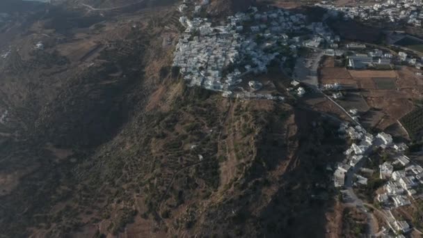 Pequena cidade na ilha grega Milos perspectiva aérea — Vídeo de Stock
