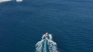 Mavi Okyanusta Bilinmeyeni Keşfeden Motorlu Gemi Uçağı