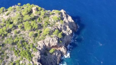 İspanya, Mallorca tropikal adasının güzel kıyı şeridi üzerinde yaz aylarında okyanus ve mavi su, Günışığı Tatili, Seyahat, Güneşli, Dalgalar 
