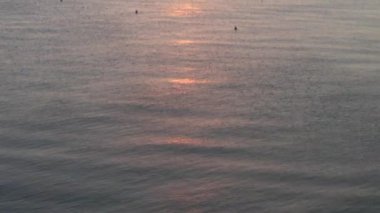 Güneşli bir günde İspanya 'nın Tropikal Adası Mallorca' da Dalgalarla Gün Batımına Dalgalar Gidiyor 