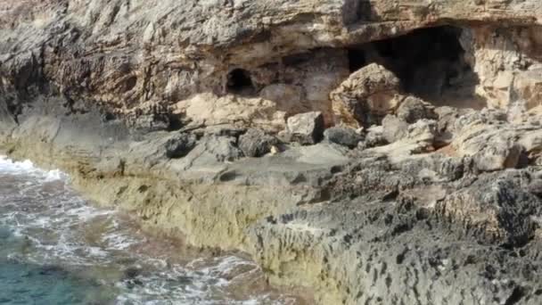 AERIAL: Hermoso Océano Azul Agua en la Costa de Roca en la Isla Tropical Mallorca, España Vacaciones, Viajar, Soleado, Olas — Vídeo de stock