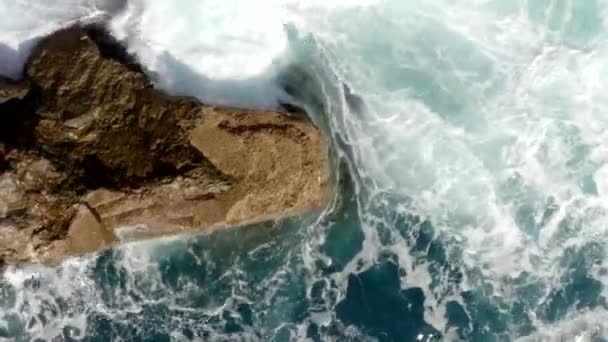 AERIAL: Aves Vista del hermoso Océano Azul Agua en la costa de roca aplastamiento en la isla tropical Mallorca, España Vacaciones, Viajar, Soleado, Olas — Vídeo de stock