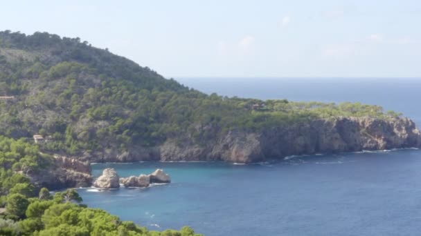 AERIAL: Sobre la línea de costa hermosa de la isla tropical Mallorca, España con el océano y el agua azul en verano, Vacaciones de día, Viajar, Soleado, Olas — Vídeo de stock