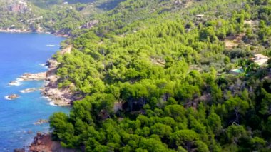 İspanya, Mallorca tropikal adasının güzel kıyı şeridi üzerinde yaz aylarında okyanus ve mavi su, Günışığı Tatili, Seyahat, Güneşli, Dalgalar 
