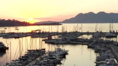 Yelkenliler ve Okyanuslarla Tropikal Ada 'daki liman Şafakta Küçük Kasaba' da Arka planda Dağlar, Seyahat, Günbatımı 