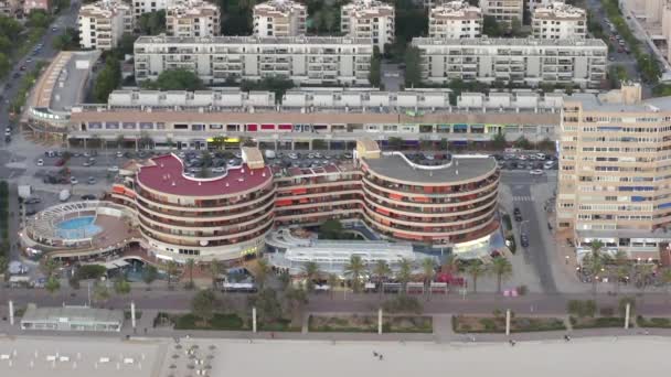 AERIAL: Hotels op Palma Beach eerste rij met oceaan en strand op Tropisch eiland Mallorca, Spanje op Zonnige Dag Vakantie, Reizen, Zonnig — Stockvideo