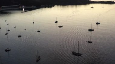 Yelkenli teknelerle okyanus ve Gündoğumu Tatil, Seyahat, Günbatımında Arkaplanda Dağları olan Tropikal Ada 