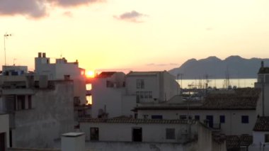 Tropikal Ada 'da botları ve okyanusları olan küçük bir şehir Şafak vakti Küçük Kasaba' da Arka plandaki Dağlarla, Seyahatle, Günbatımıyla 