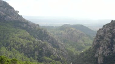 Güneşli bir günde İspanya 'nın Mallorca adasında arabalarla Valldemossa' daki manzaralı dağlar 