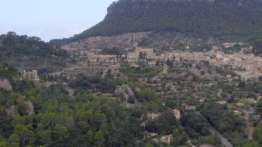 Valldemossa 'nın dağlardaki manzarası Tropik Mallorca Adası' ndaki Orman Ormanı 'nda, İspanya' nın Güneşli Günü Tatil, Seyahat, Güneşli 