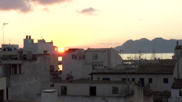 АЭРИАЛ: Маленький город с портом на острове Феликс с лодками и океаном на рассвете с городами в фоновом отпуске, путешествиях, закате — стоковое видео