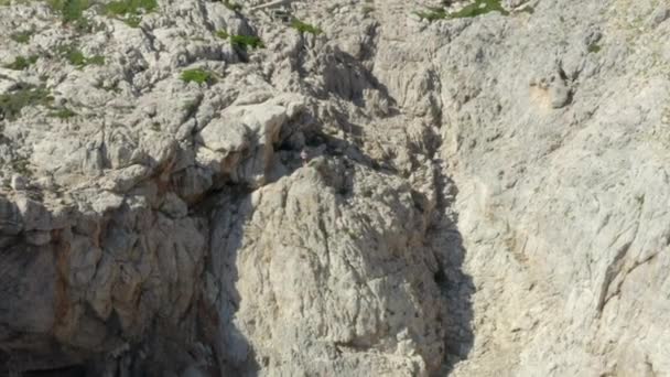 AERIAL: Guy Standing on Edge of Cliff with Blue Water Waves crushing on Tropical Island Mallorca, Ισπανία Διακοπές, Ταξίδια, Sunny, Κύματα — Αρχείο Βίντεο