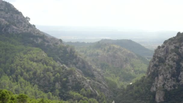 AERIAL: Góry z widokiem na Valldemossa w odległości i ulicy z samochodami na tropikalnej wyspie Majorka, Hiszpania na słoneczny dzień wakacje, podróże, słoneczny — Wideo stockowe