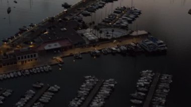 Yelkenliler ve Okyanuslarla Tropikal Ada 'daki liman Şafakta Küçük Kasaba' da Arka planda Dağlar, Seyahat, Günbatımı 