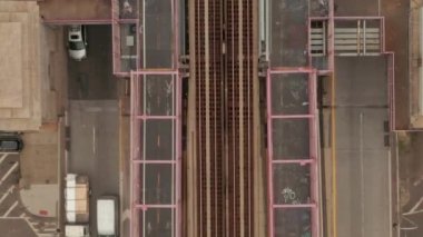 Tepeden Aşağıya Tepe Tepe Kuş Köprüsü 'nün yoğun araba trafiği ve New York Metro Treni manzarası 