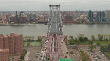 Williamsburg Köprüsü 'nün yoğun trafik manzarası, New York. 
