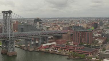 Williamsburg Köprüsü üzerinde, Brooklyn tarafında, bulutlu bir günde araba trafiği ve caddelerle uçuş. 