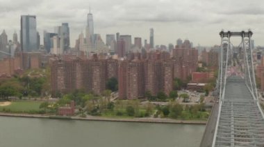 Bulutlu bir günde New York City Skyline ile Williamsburg Köprüsü 'nün üzerinden uçacağız. 