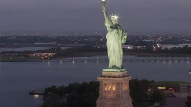 Daire çizen Özgürlük Heykeli sabahın erken saatlerinde New York 'ta güzelce aydınlatıldı.