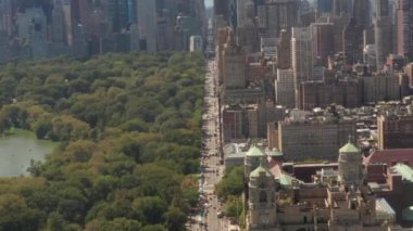 Güneşli yaz gününde Central Park 'taki güzel New York caddesi üzerinde uçuş. 