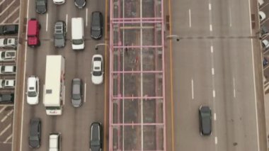 Tepeden Aşağıya Kuşlar Köprü 'nün yoğun trafik manzarası, New York. 