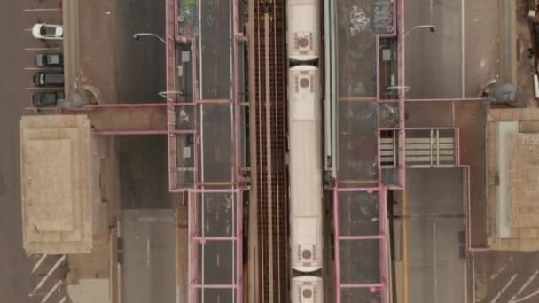 AERIAL: Overhead Top Down Birds View of bridge with heavy car traffic and Subway Train, New York City — Stockvideo