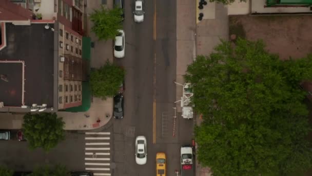 AERIAL: Overhead Top Down Birds Ver vuelo sobre la típica calle de la ciudad de Nueva York con taxis amarillos de tráfico de coches, Manhattan — Vídeos de Stock